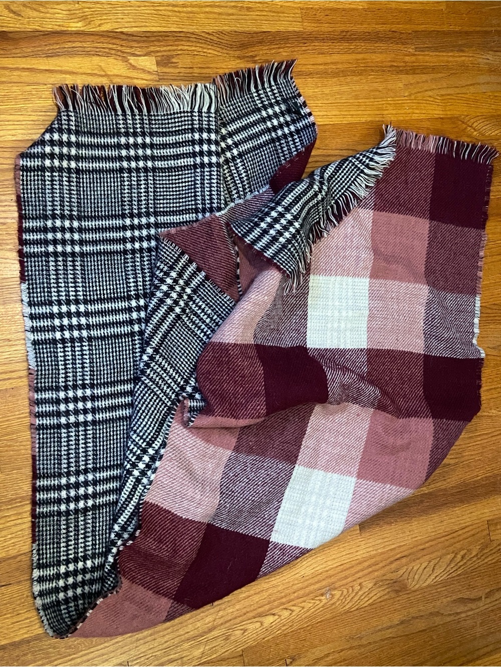 Women's Reversible Plaid Blanket Scarf - Burgundy & Black